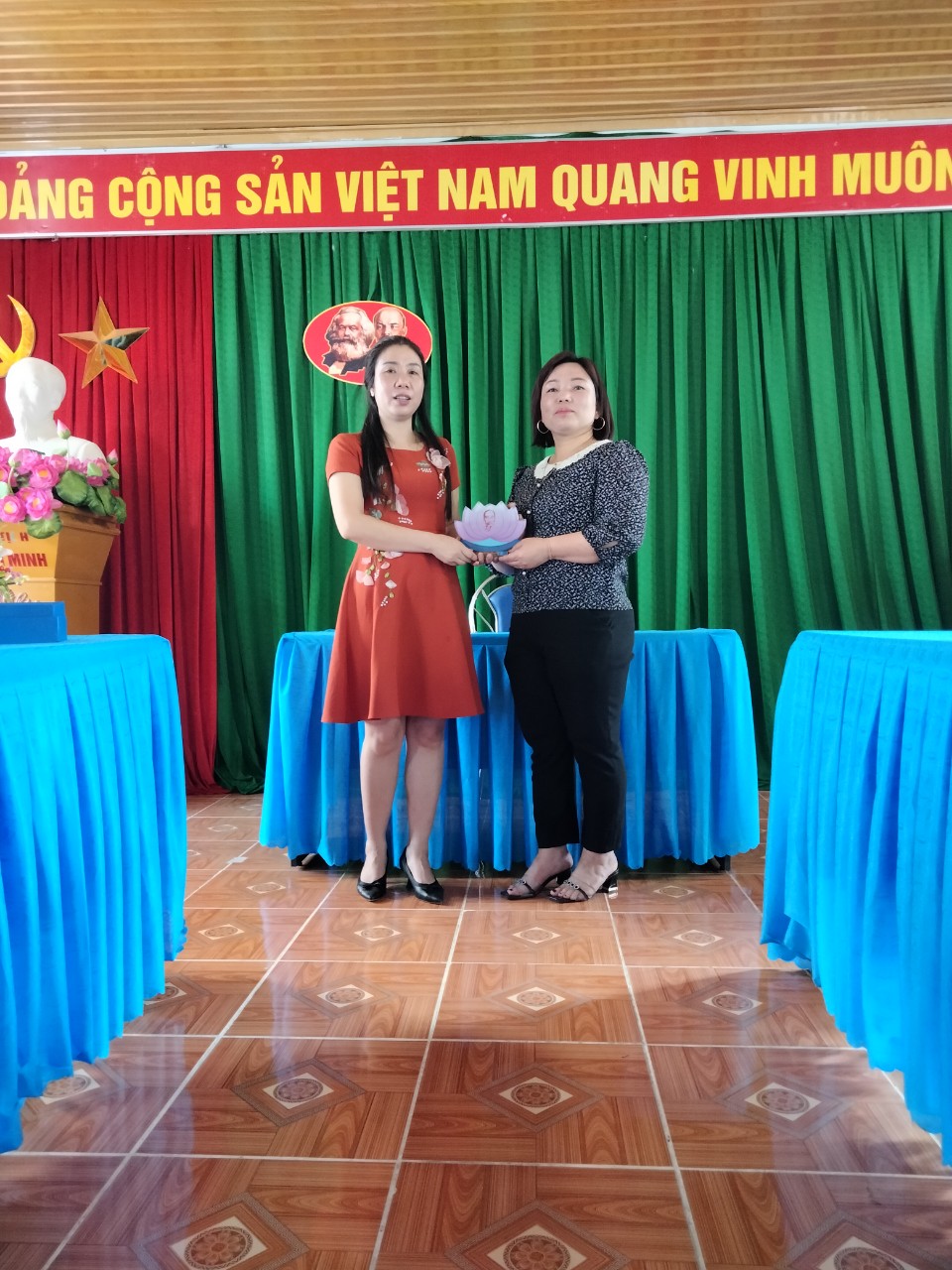 Trao tặng biểu trưng bài thu hoạch tiêu biểu xuất sắc nhận thức Điều lệ Đảng Cộng Sản Việt Nam và quy định về những điều Đảng viên không được làm