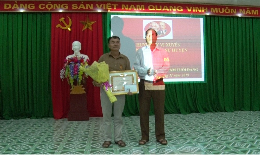 Xã Xín Mần tiếp nhận 02 công dân từ phía Trung Quốc về Việt Nam