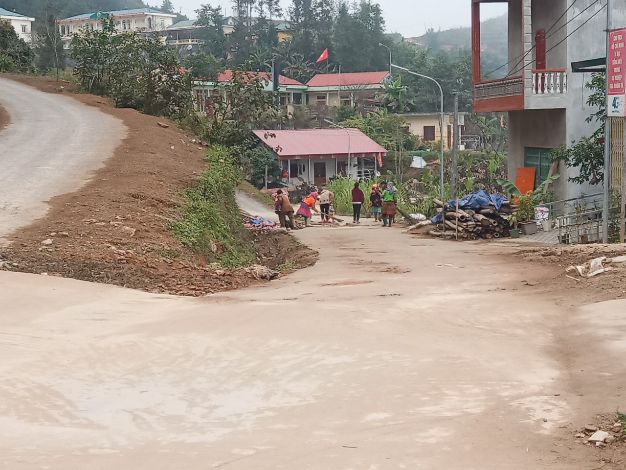Nhân dân thôn Xín Mần, xã Xín Mần tổ chức dọn dẹp vệ sinh đường làng, ngõ xóm.